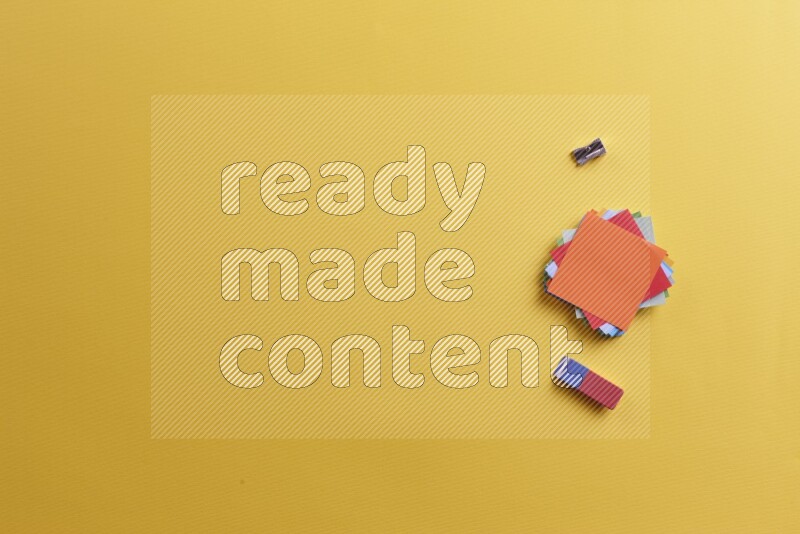 ورق ملاحظات متعدد الألوان مع مستلزمات مدرسية على خلفية صفراء