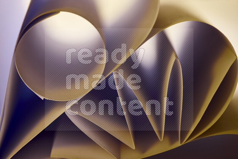 عرض فني لطيات الورق تخلق مزيج من الأشكال الهندسية، مضاءة بإضاءة ناعمة بدرجات دافئة