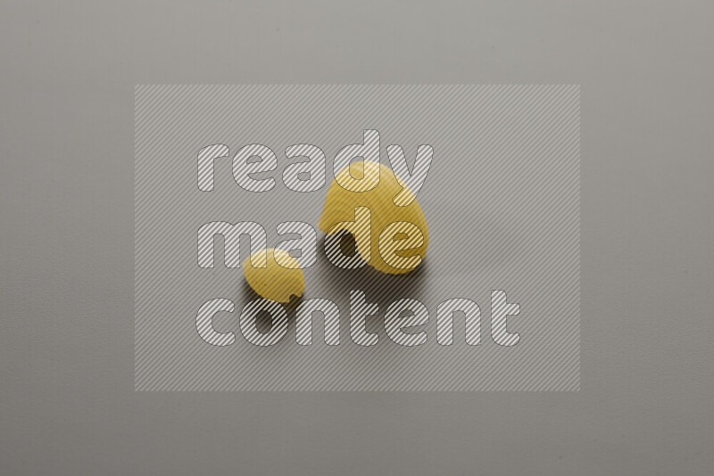 معكرونة ودعة في وعاء فخاري علي خلفية رمادية