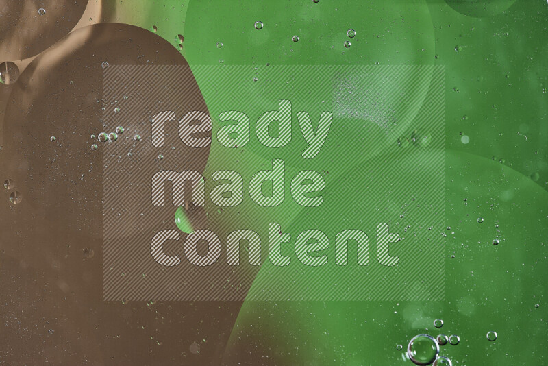 لقطات مقربة لفقاعات من الزيت على سطح الماء باللون الأخضر والبني