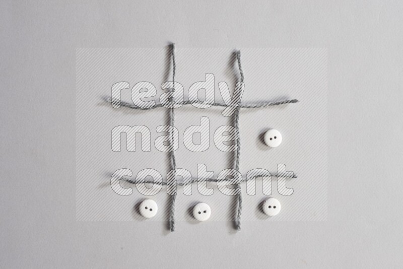 أزرار بيضاء موضوعة علي خلفية رمادية