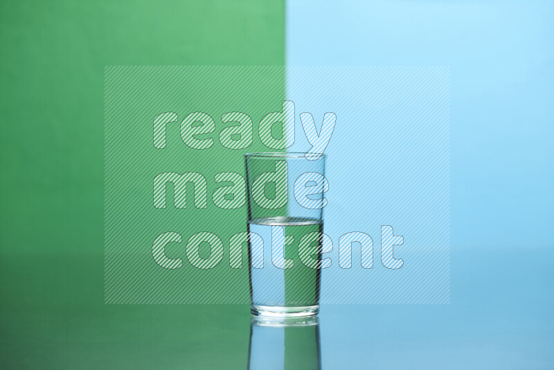 تظهر الصورة أواني زجاجية ممتلئة بالماء موضوعة على خلفية من اللونين الأخضر والأزرق الفاتح
