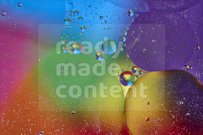 لقطات مقربة لفقاعات من الزيت على سطح الماء بألوان متنوعة