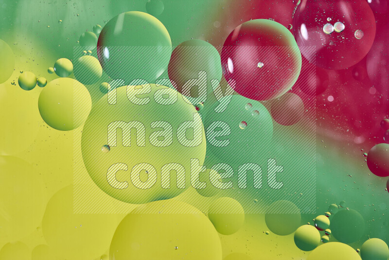 لقطات مقربة لفقاعات من الزيت على سطح الماء باللون الأصفر والأحمر والأخضر