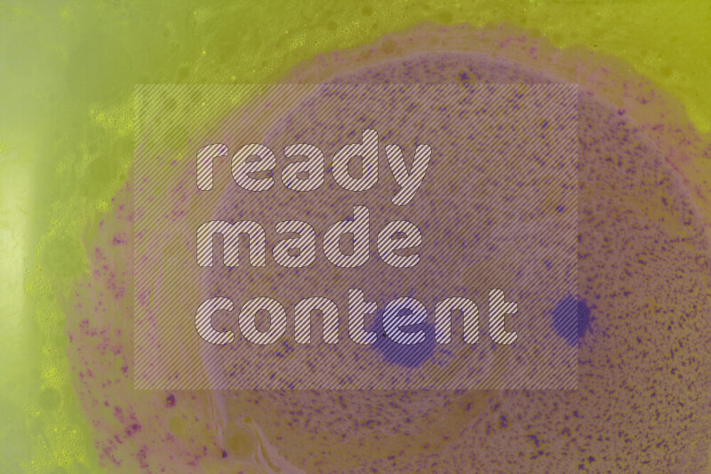 تلتقط الصورة تناثرا للطلاء الأرجواني علي خلفية صفراء