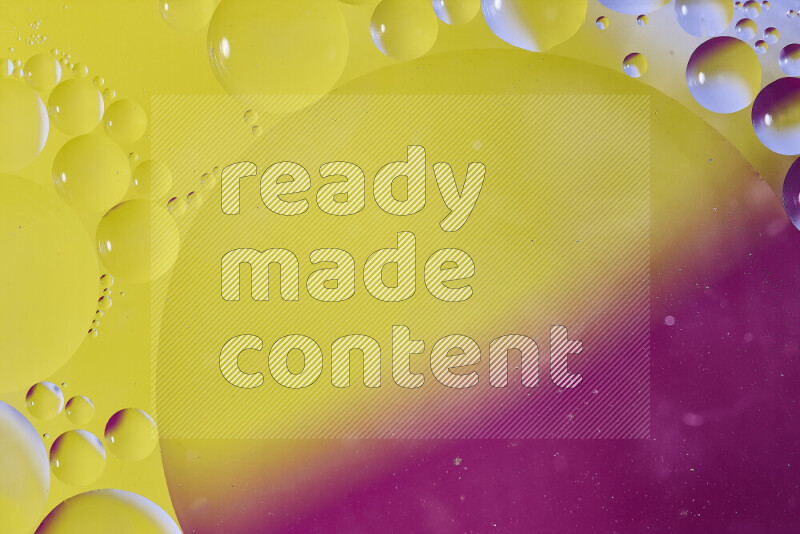 لقطات مقربة لفقاعات من الزيت على سطح الماء باللون الأصفر والوردي