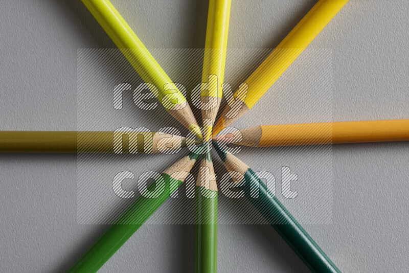 مجموعة من الأقلام الخشبية الملونة بألوان مختلفة