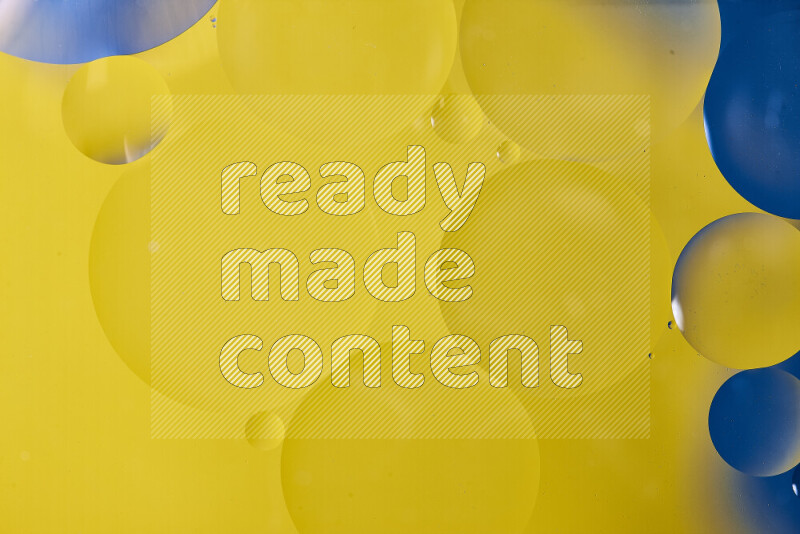 لقطات مقربة لفقاعات من الزيت على سطح الماء باللون الأزرق والأصفر