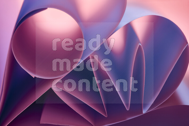 عرض فني لطيات الورق تخلق مزيج من الأشكال الهندسية، مضاءة بإضاءة ناعمة بدرجات اللون الارجواني