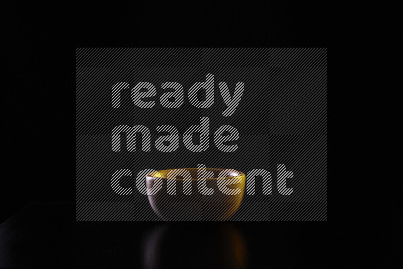 أدوات مطبخ خشبية مع حواف مضيئة ملونة على خلفية سوداء