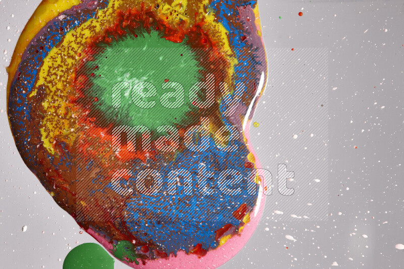 لقطات مقربة لألوان متنوعة تمتزج على خلفية رمادية