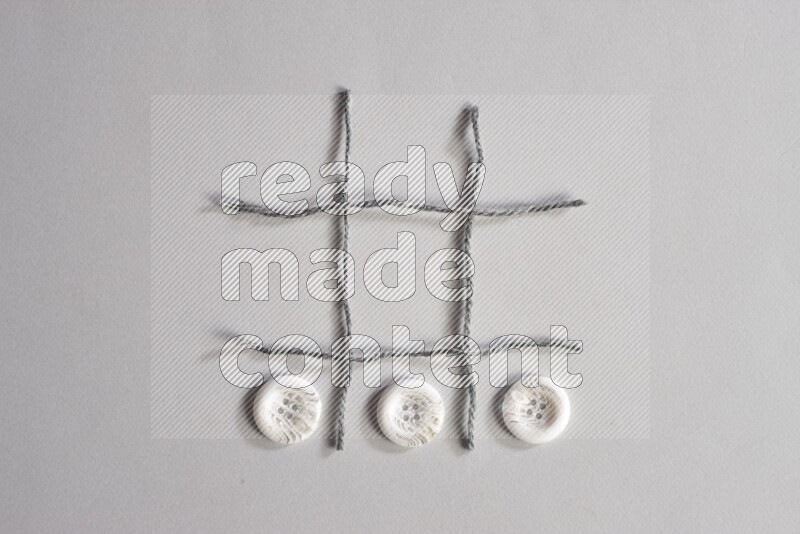 أزرار بيضاء موضوعة علي خلفية رمادية