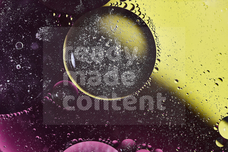 لقطات مقربة لفقاعات من الزيت على سطح الماء باللون الأصفر والوردي