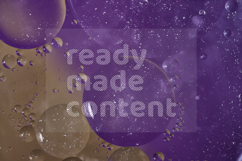 لقطات مقربة لفقاعات من الزيت على سطح الماء باللون الأرجواني والبني