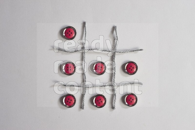 أزرار حمراء موضوعة علي خلفية رمادية