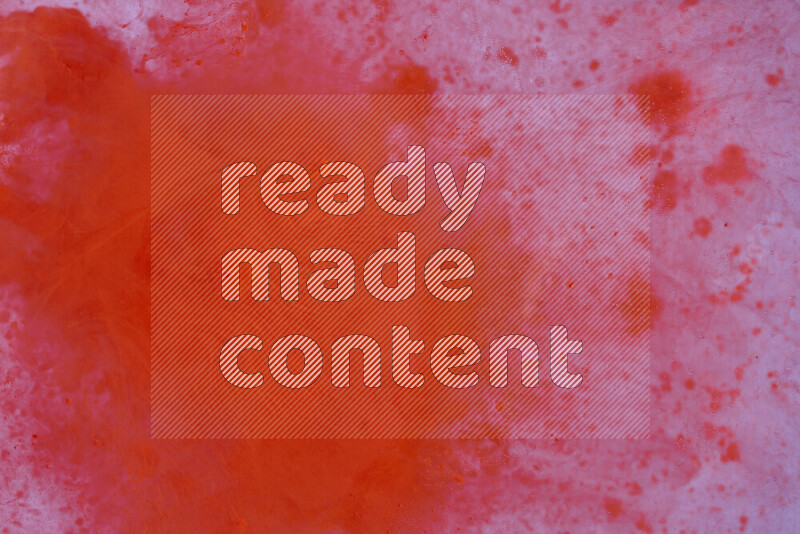 تلتقط الصورة تناثرا للطلاء الأحمر علي خلفية بيضاء