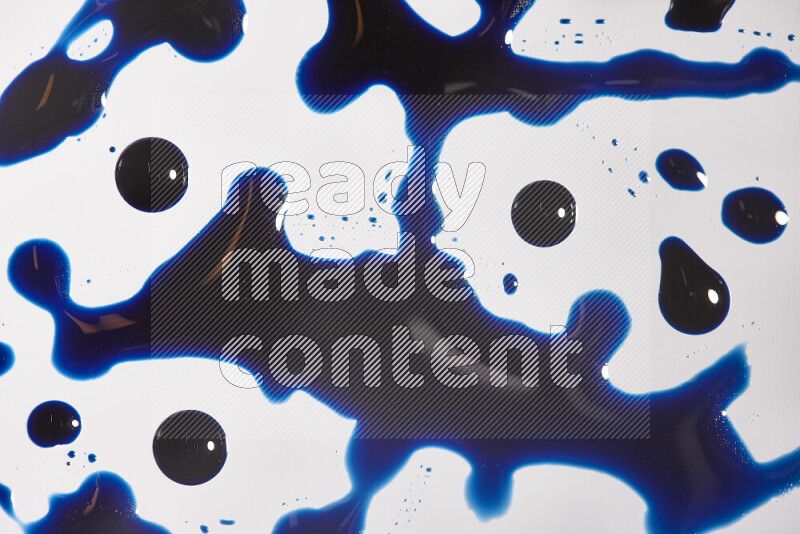 لقطات مقربة لقطرات من اللون الأزرق على الخلفية