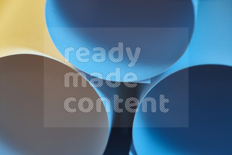 الصورة تعرض فن ورقي تجريدي بأشكال دائرية بدرجات متنوعة من اللون الأزرق والدرجات الدافئة