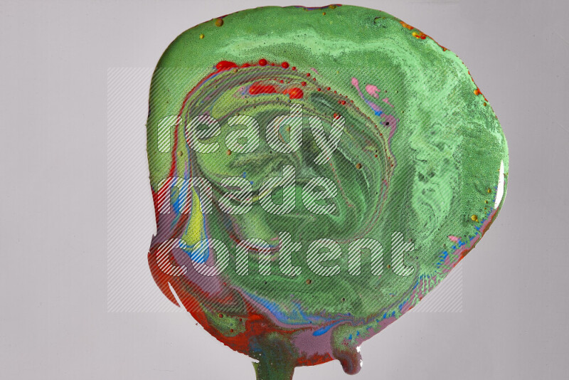 لقطات مقربة لألوان متنوعة تمتزج على خلفية رمادية