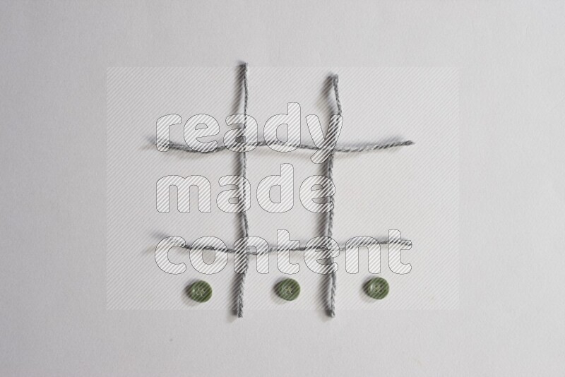 أزرار خضراء موضوعة علي خلفية رمادية