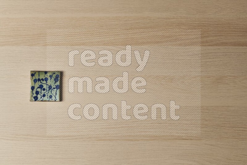 قواعد أكواب فخارية مزخرفة على خلفية خشبية فاتحة