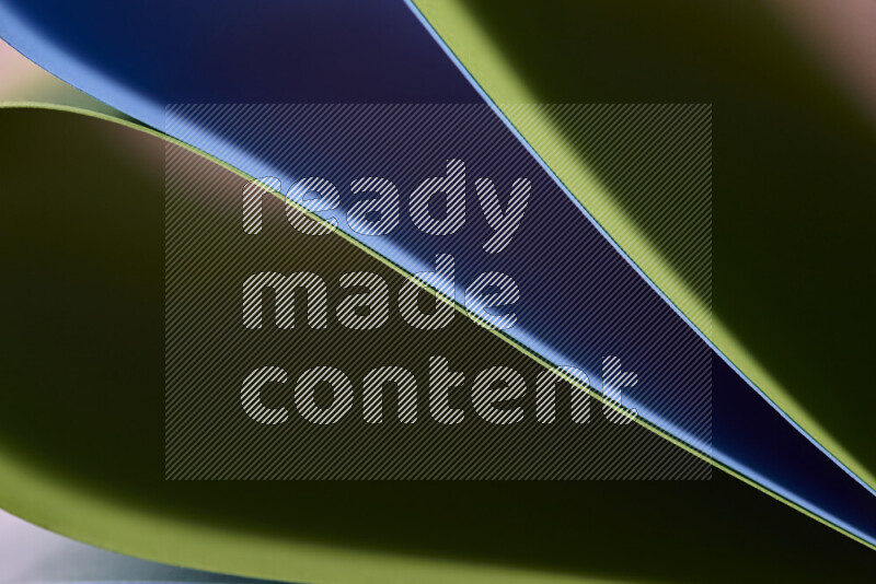 فن تجريدي يعرض المنحنيات المرتبة للأوراق باللون الأزرق والأخضر