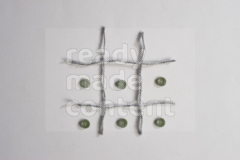 أزرار خضراء موضوعة علي خلفية رمادية