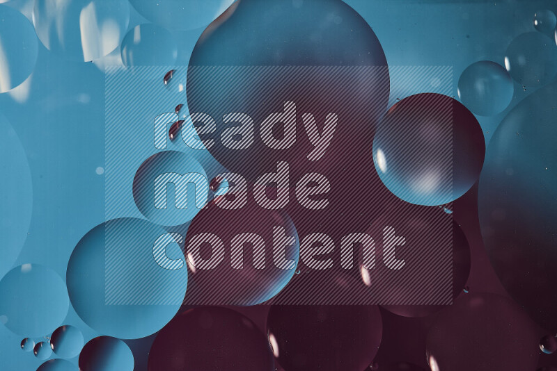 لقطات مقربة لفقاعات من الزيت على سطح الماء باللون الأزرق والأرجواني