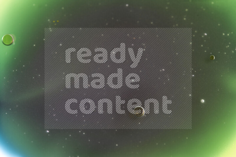 لقطات مقربة لقطرات ألوان مائية متنوعة على سطح الزيت