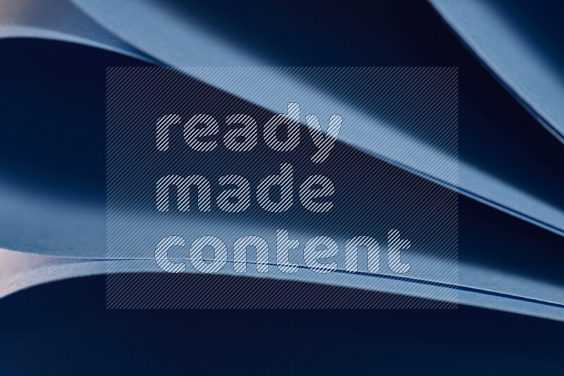 فن تجريدي يعرض المنحنيات المرتبة للأوراق باللون الأزرق