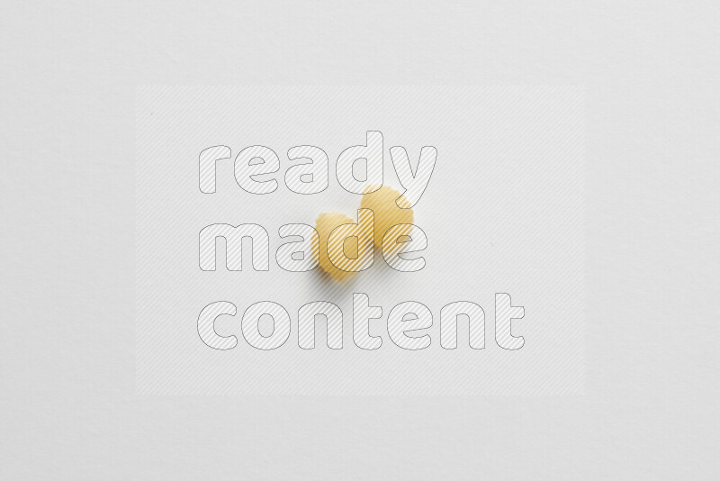 معكرونة ودعة علي خلفية بيضاء