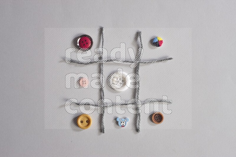 أزرار متعددة اﻷلوان موضوعة علي خلفية رمادية