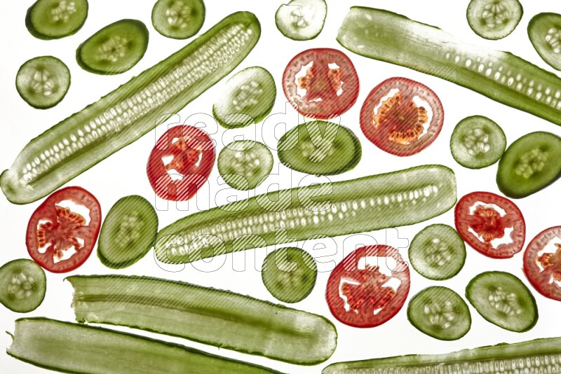 شرائح خضروات متنوعة علي خلفية بيضاء مضيئة