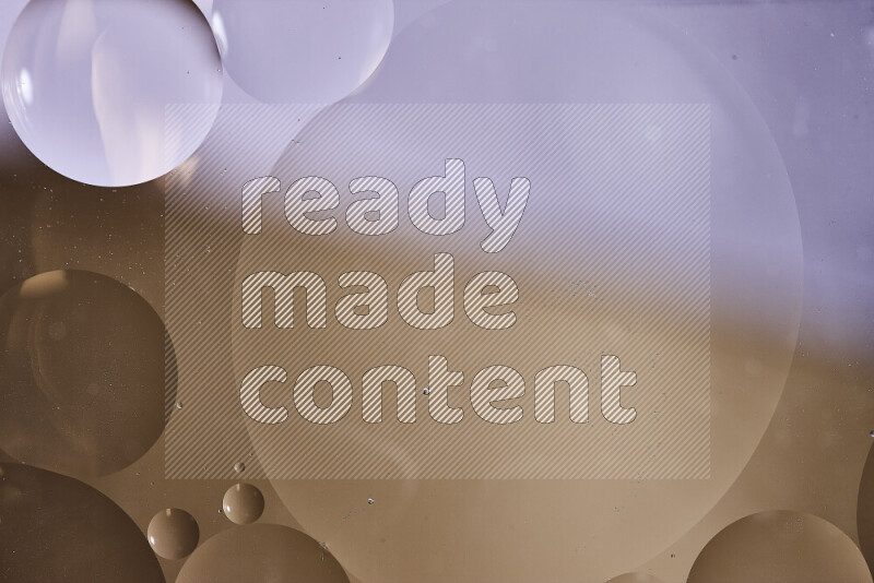 لقطات مقربة لفقاعات من الزيت على سطح الماء باللون الأبيض والبني