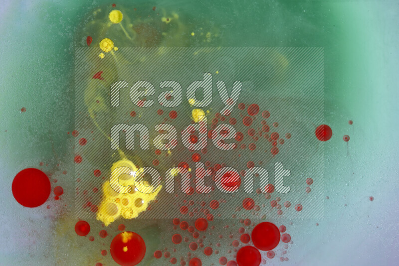 تلتقط الصورة تناثرا للطلاء الأحمر والأخضر والأصفر علي الخلفية