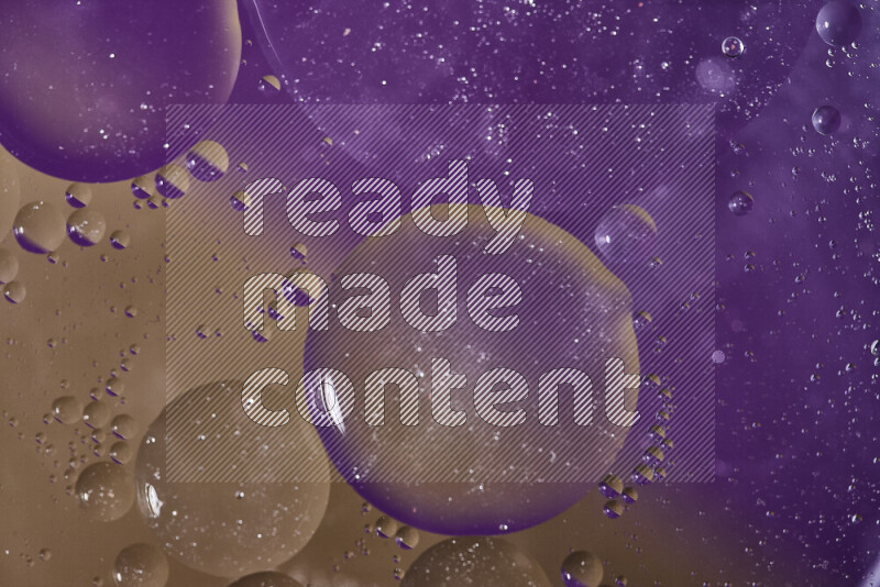 لقطات مقربة لفقاعات من الزيت على سطح الماء باللون الأرجواني والبني