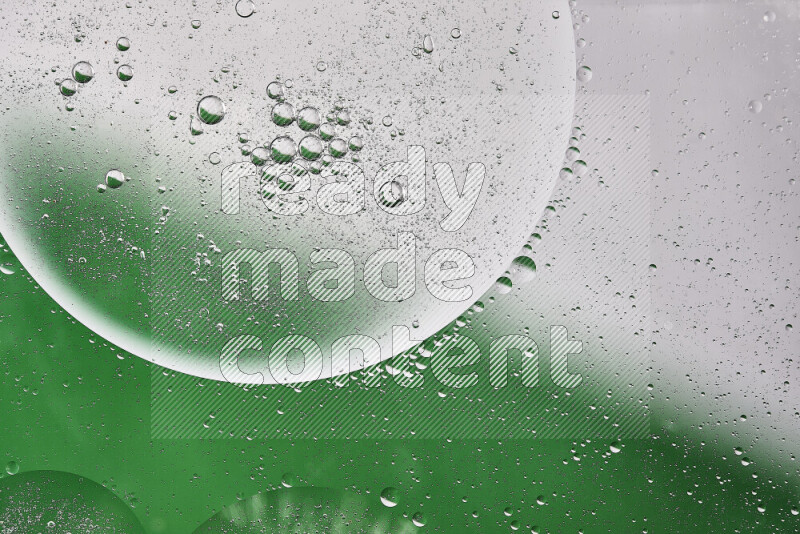 لقطات مقربة لفقاعات من الزيت على سطح الماء باللون الأبيض والأخضر