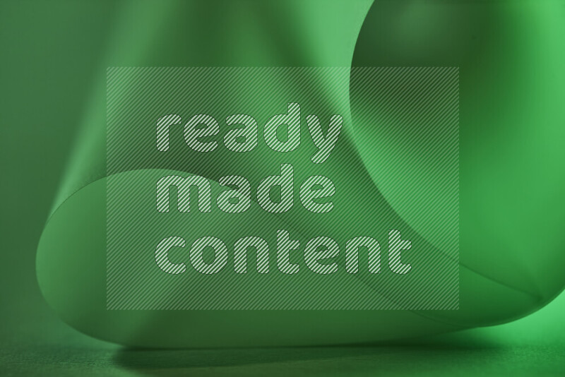 فن تجريدي يعرض منحنيات وتدرجات اللون الأخضر مكونه بضوء ملون