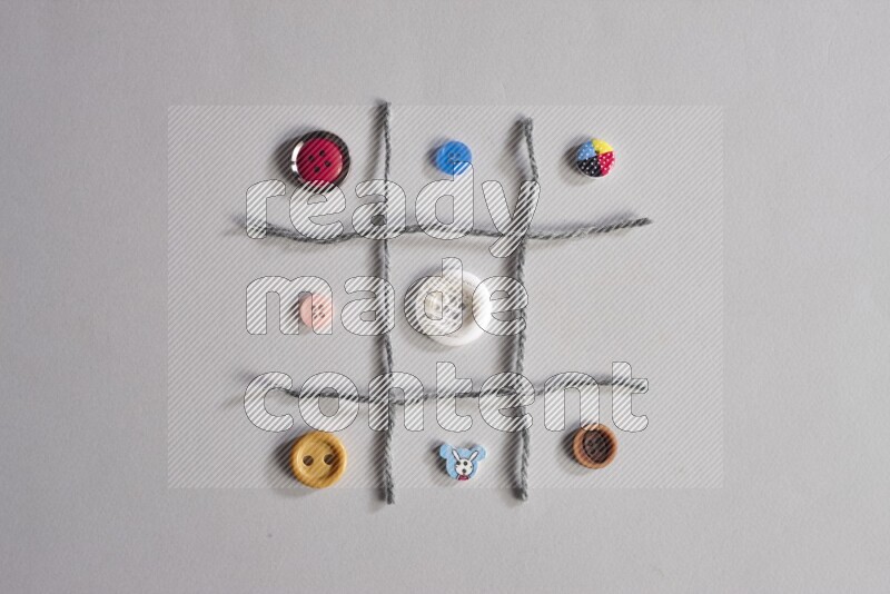 أزرار متعددة اﻷلوان موضوعة علي خلفية رمادية