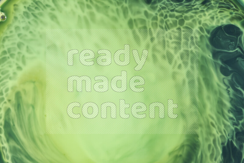 لقطة مقربة لأنماط دوامية بتدرجات اللون الأخضر