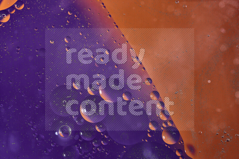 لقطات مقربة لفقاعات من الزيت على سطح الماء باللون البرتقالي والأرجواني