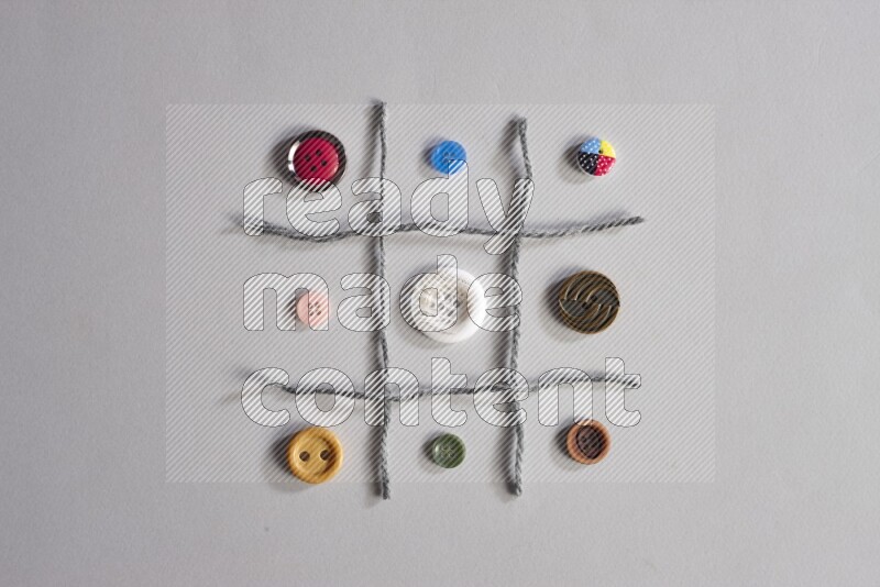 أزرار متعددة اﻷلوان موضوعة علي خلفية رمادية