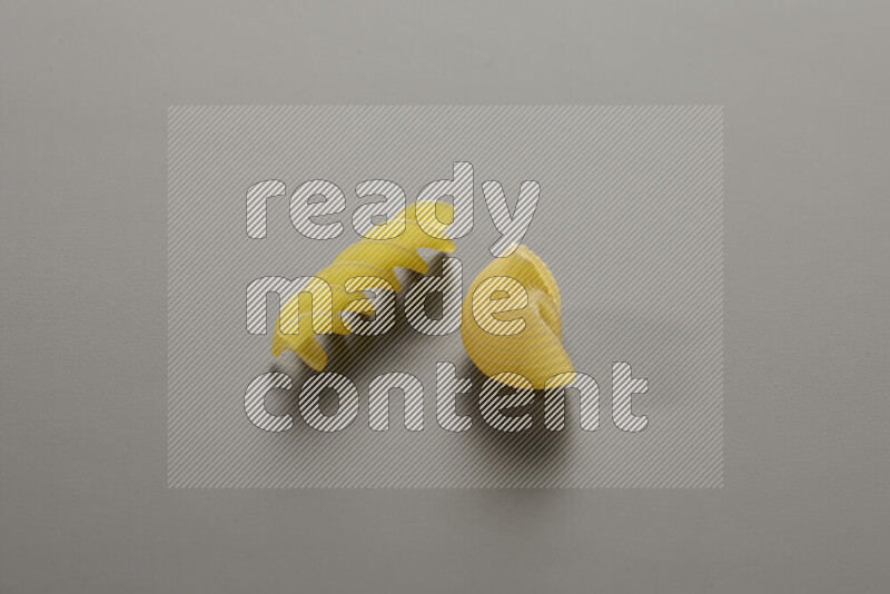 معكرونة بايب مع أنواع أخري من المعكرونة علي خلفية رمادية