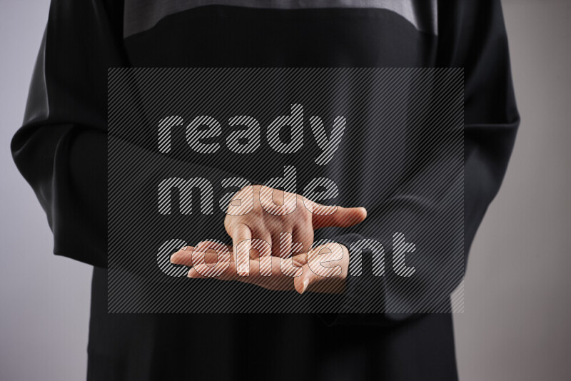 امرأة تشير بيديها بلغة الإشارات المختلفة