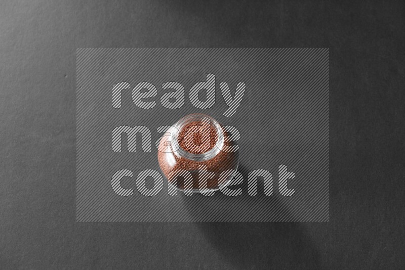 حب الرشاد في وعاء زجاجي علي خلفية سوداء