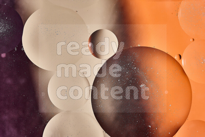 لقطات مقربة لفقاعات من الزيت على سطح الماء باللون البني والبرتقالي والأرجواني