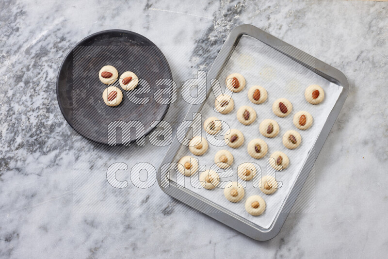 غريبة خطوة بخطوة بالمكونات الدقيق والسكر البودرة والسمن والمكسرات على خلفية رخام رمادي