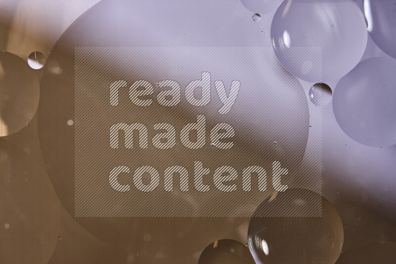 لقطات مقربة لفقاعات من الزيت على سطح الماء باللون الأبيض والبني