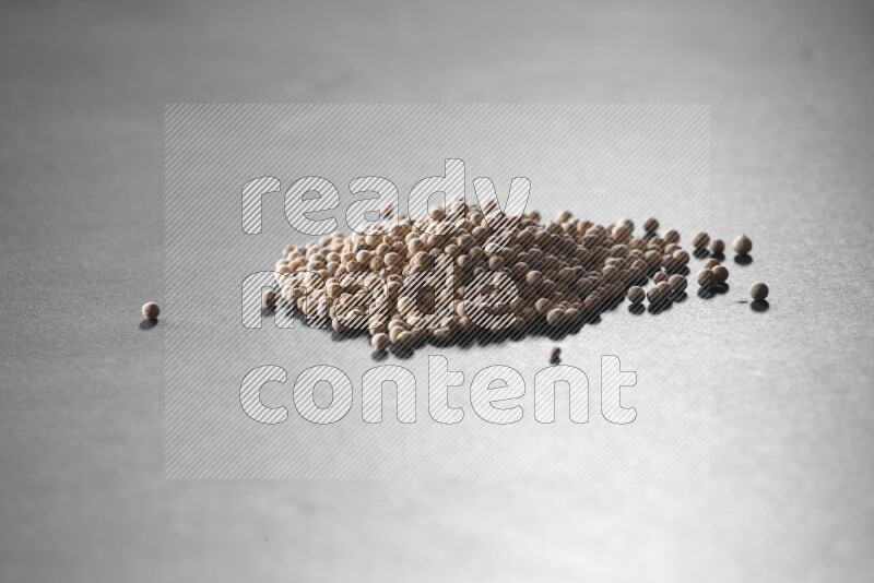 الفلفل الأبيض علي خلفية سوداء