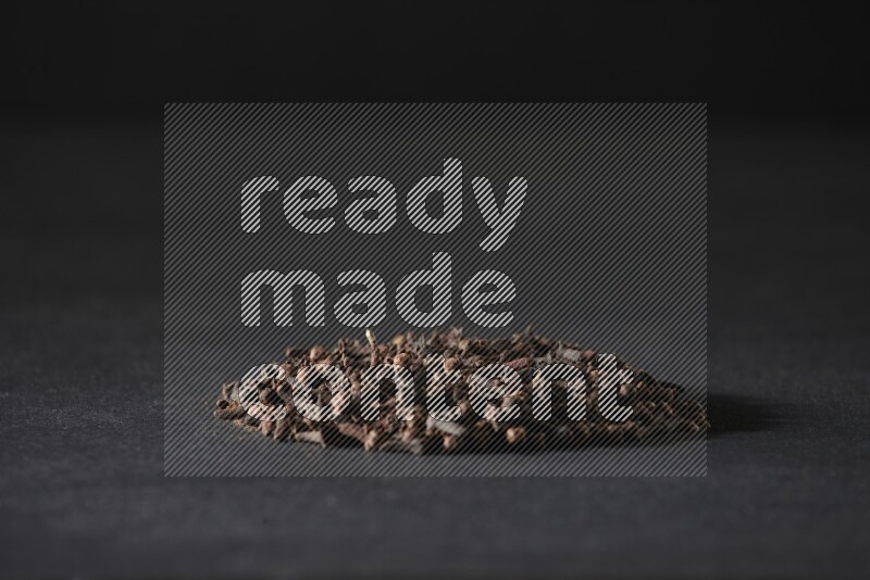 حبوب القرنفل في شكل دائري علي خلفية سوداء